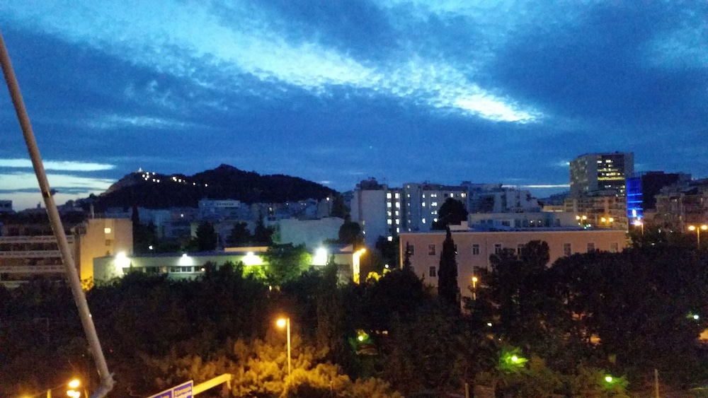 Luxurious 4 Bdrm 3Bath Apt 1- Athens
