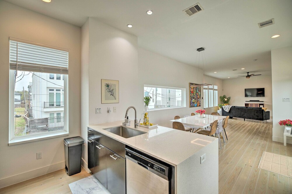 Downtown Houston Townhome w/ Balcony + Yard! view 2