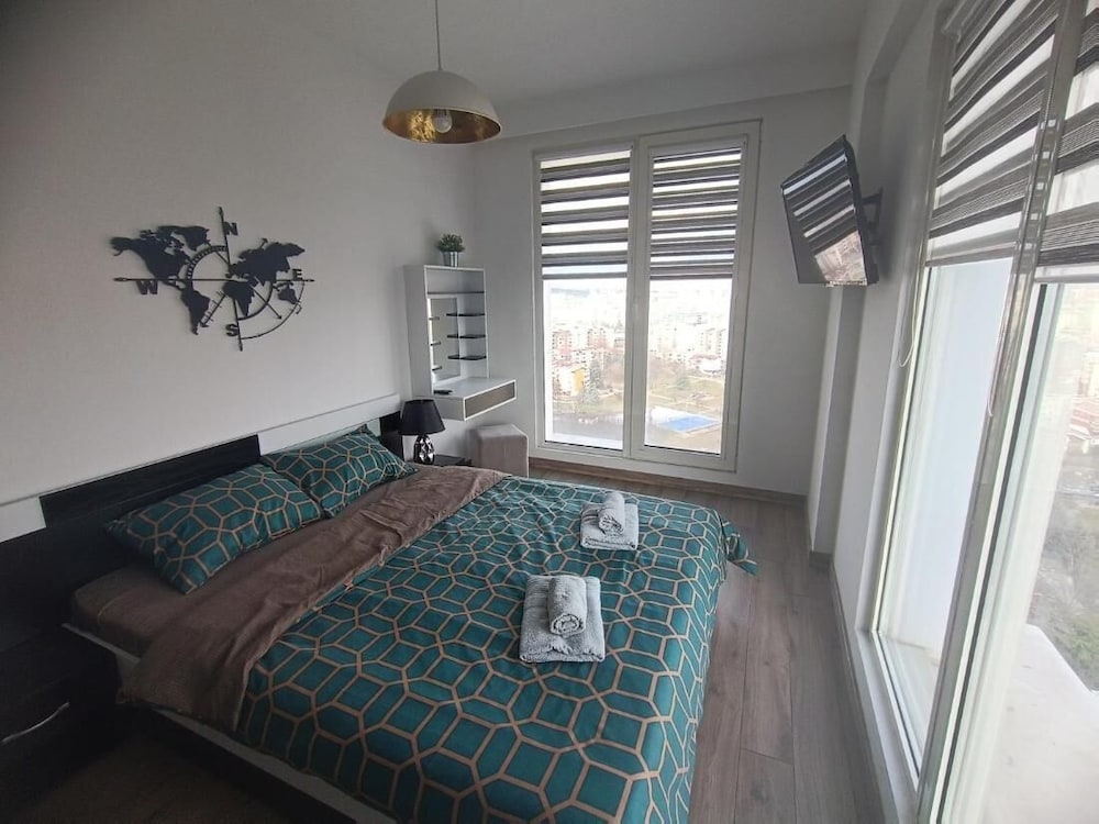 18th Floor Condo With Pool & Fitness Center