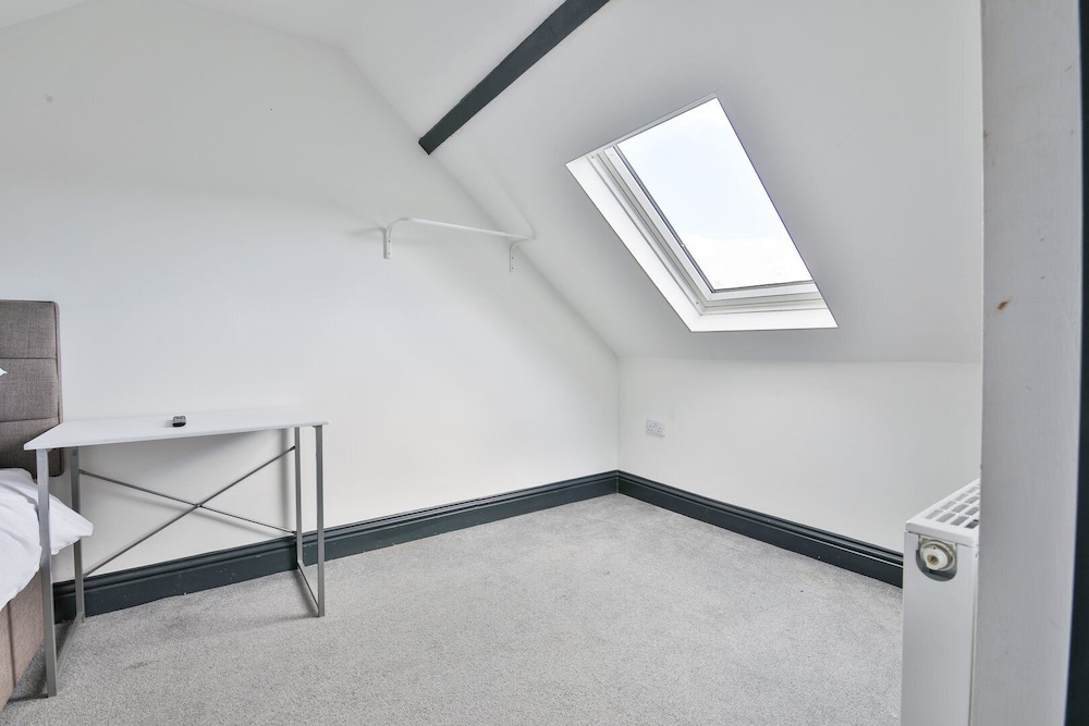 Bright 3-bed Swansea House + Parking