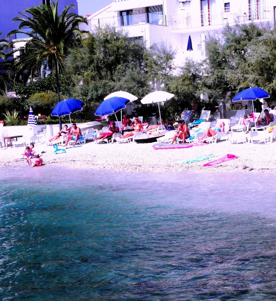 Beachfront Villa Mediteran