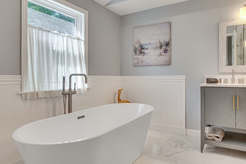 1/2 Mi to Ogunquit Beach: Maine Home w/ Deck!