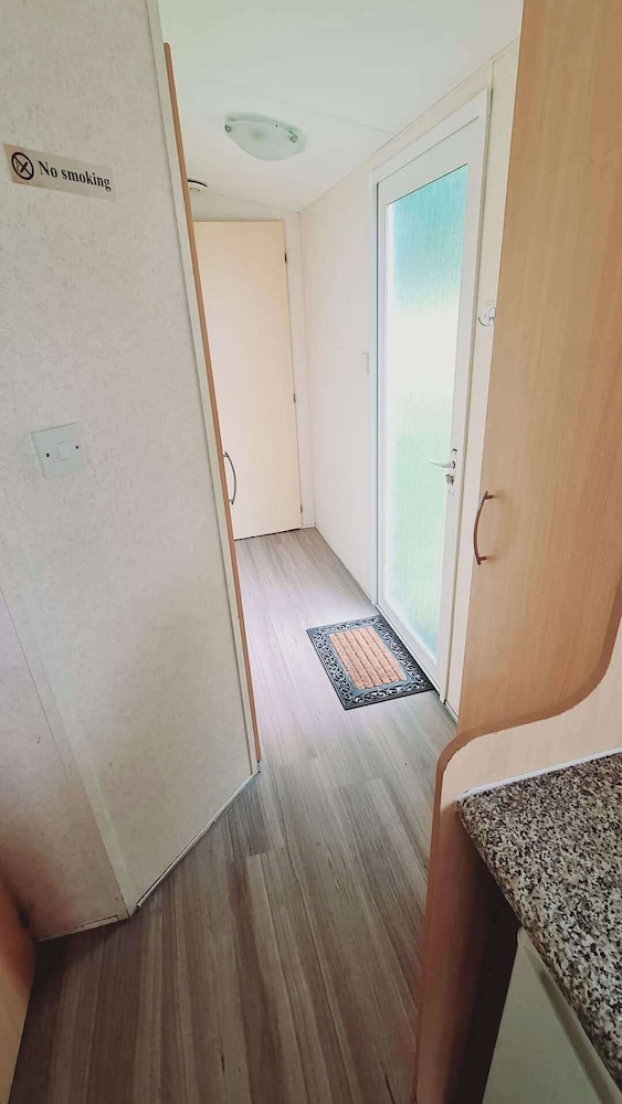 3-bed Cabin, Sleeps 6 With Pool & 5 Mins to Beach