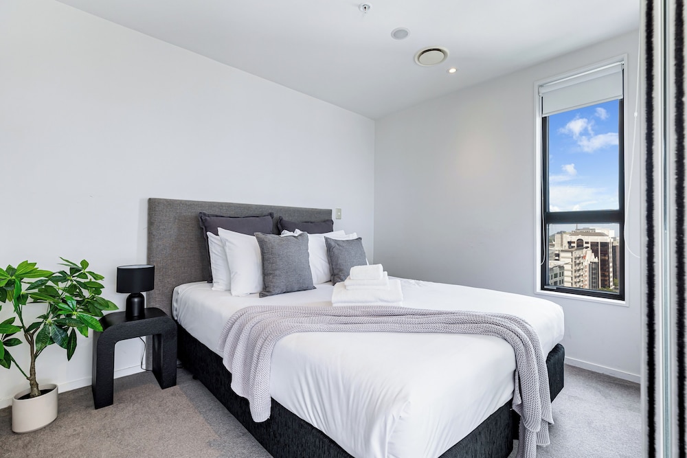 Pool, Gym & Modern 2BR Sky Tower View Zodiak Stays
