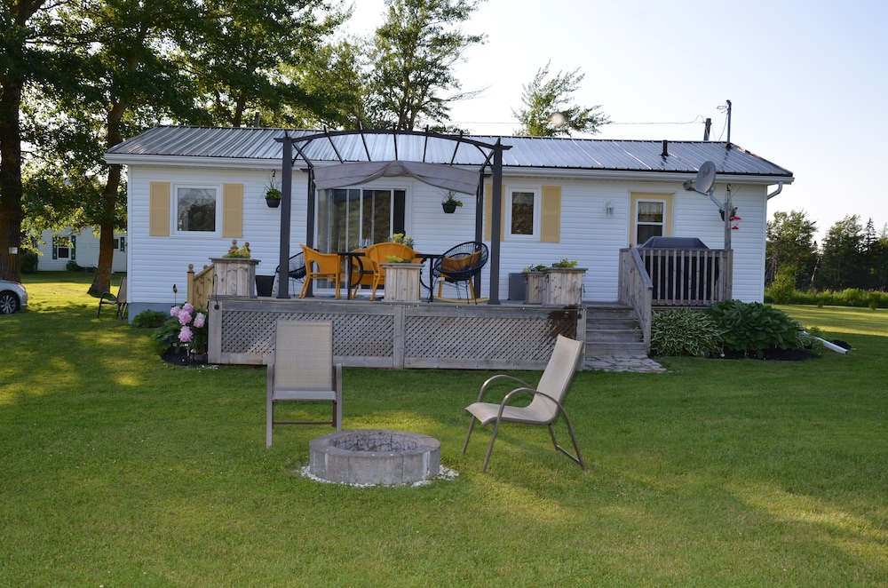 Greenwich Moonlight Bay Cottage