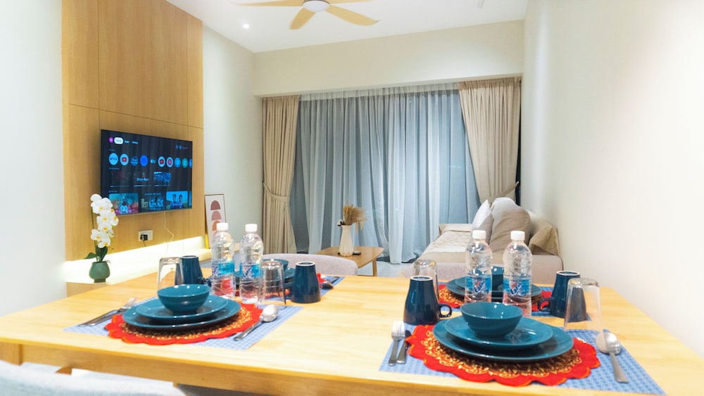 Moonway Luxury Suites At Eaton Residence