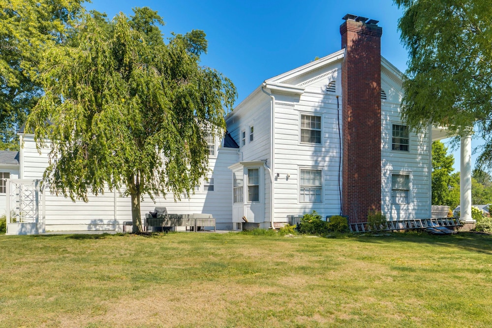 Near Lake Erie, Harbor & Parks: Conneaut Getaway!