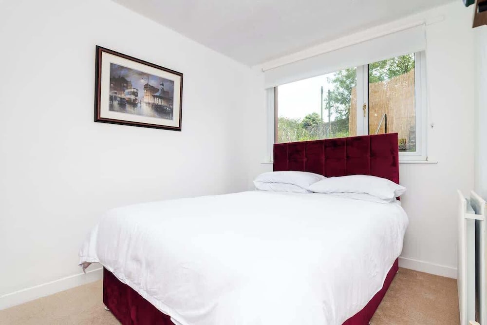 2 Bedroom House - Free Parking