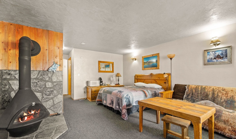 Willamette Pass Inn Chalets view 5