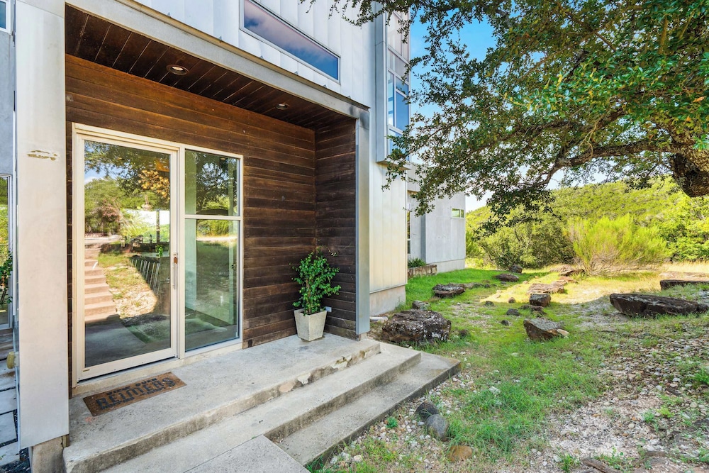 Luxury 4BR Hilltop Retreat Hot Tub & Scenic Views