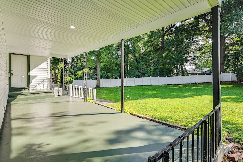 2 Mi to Oak Grove Racing & Gaming: Home on 1 Acre