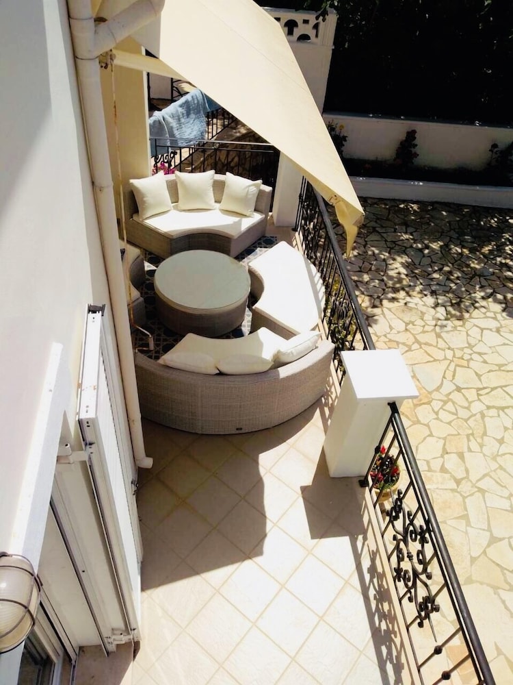 Villa Ampelaki (30 meters to the beach)