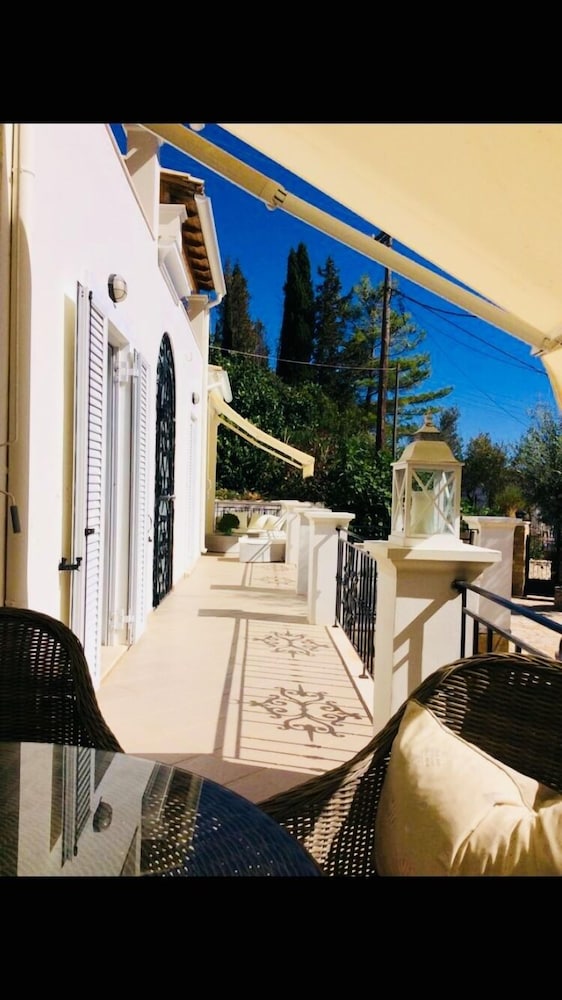 Villa Ampelaki (30 meters to the beach)