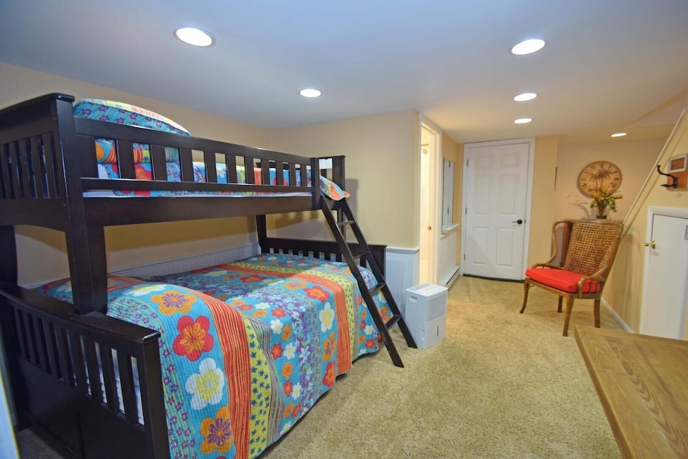 Harbour Island 46G 2 Br townhouse by RedAwning