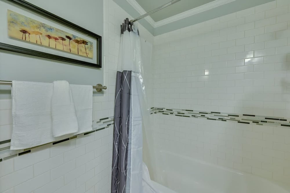 The Homestead Luxury-cozy 2BR Apartments Near SFA
