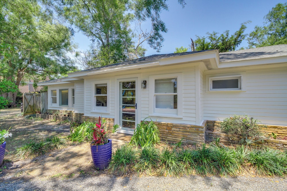 Hotel Long Beach Cottage, Walk to Beach & Downtown! - Image 1