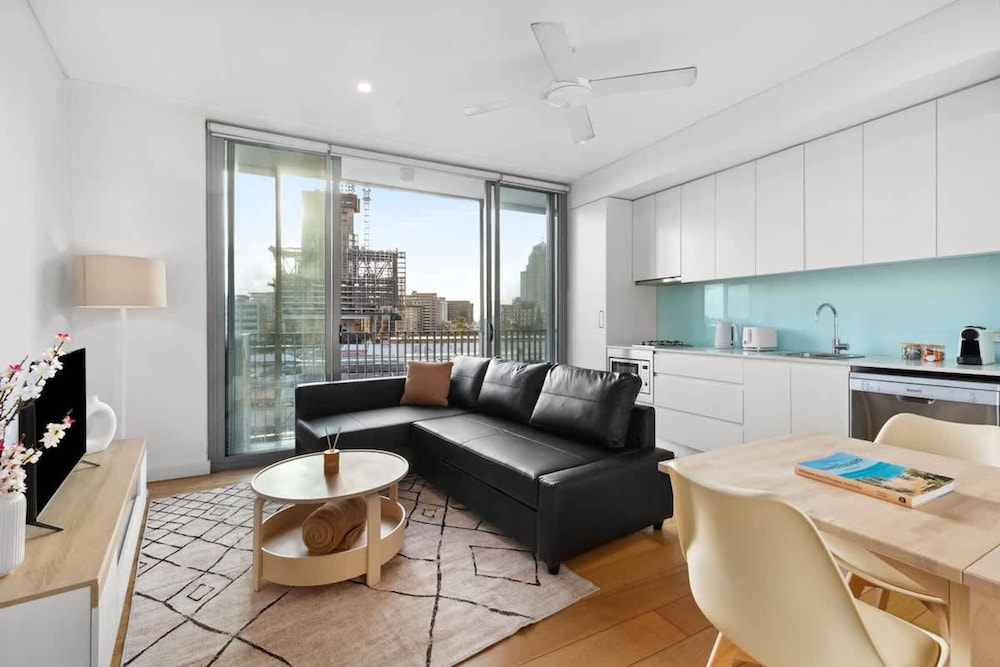 Central Peaceful 1 Bedroom With Balcony Aircon