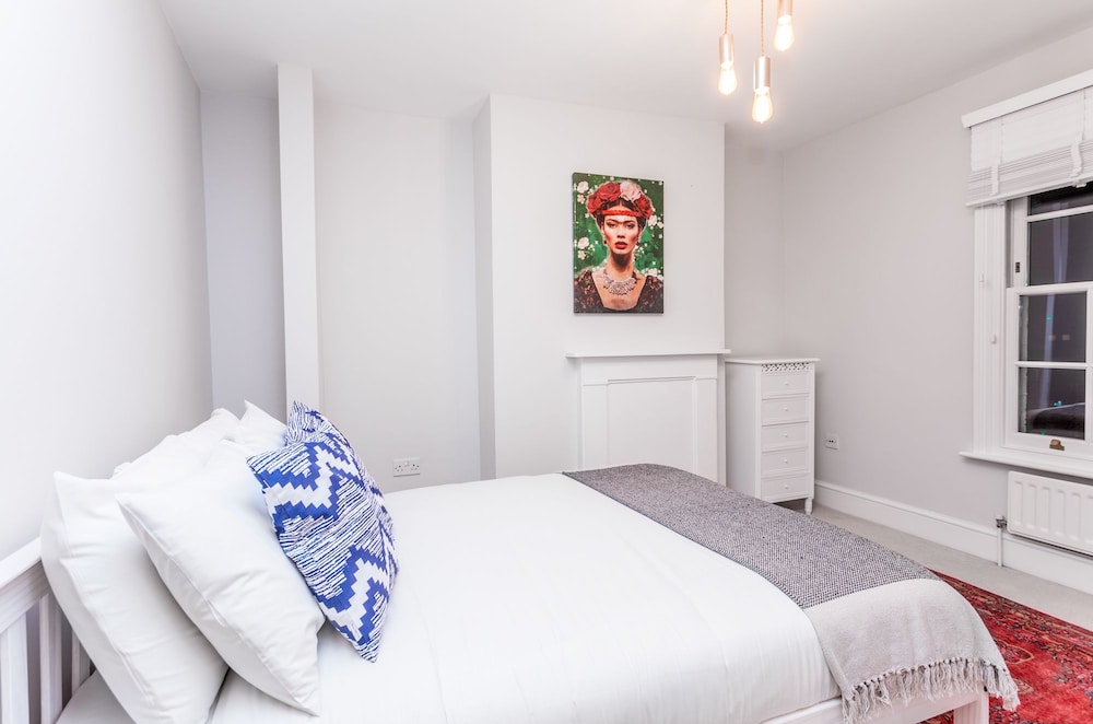 The Modern Classic - Contemporary & Elegant 3bdr Home