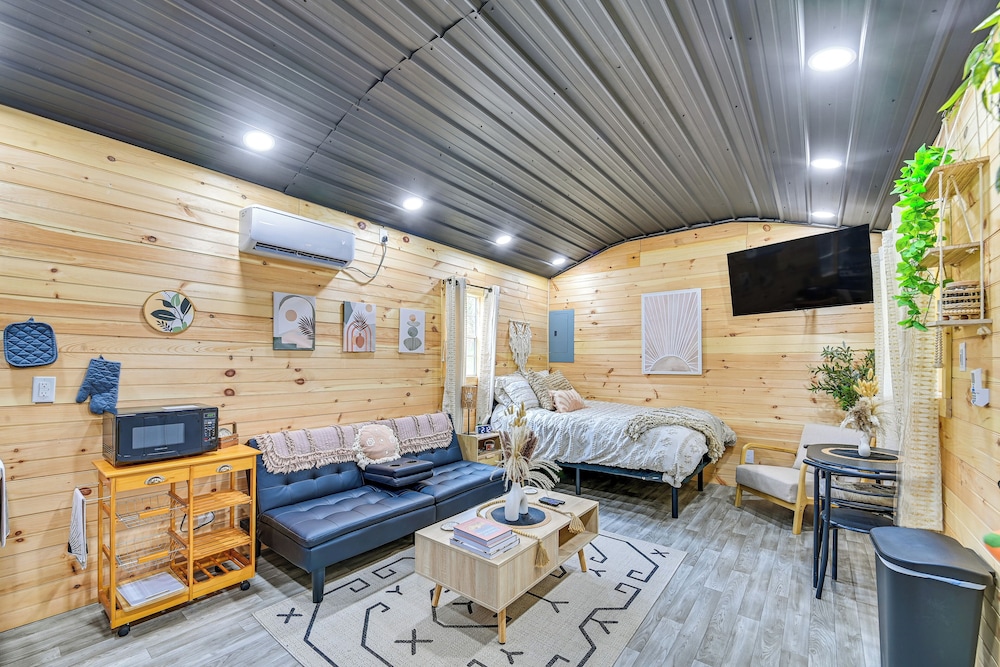 Hot Tub, Fire Pit: Lake-view Catlettsburg Getaway!