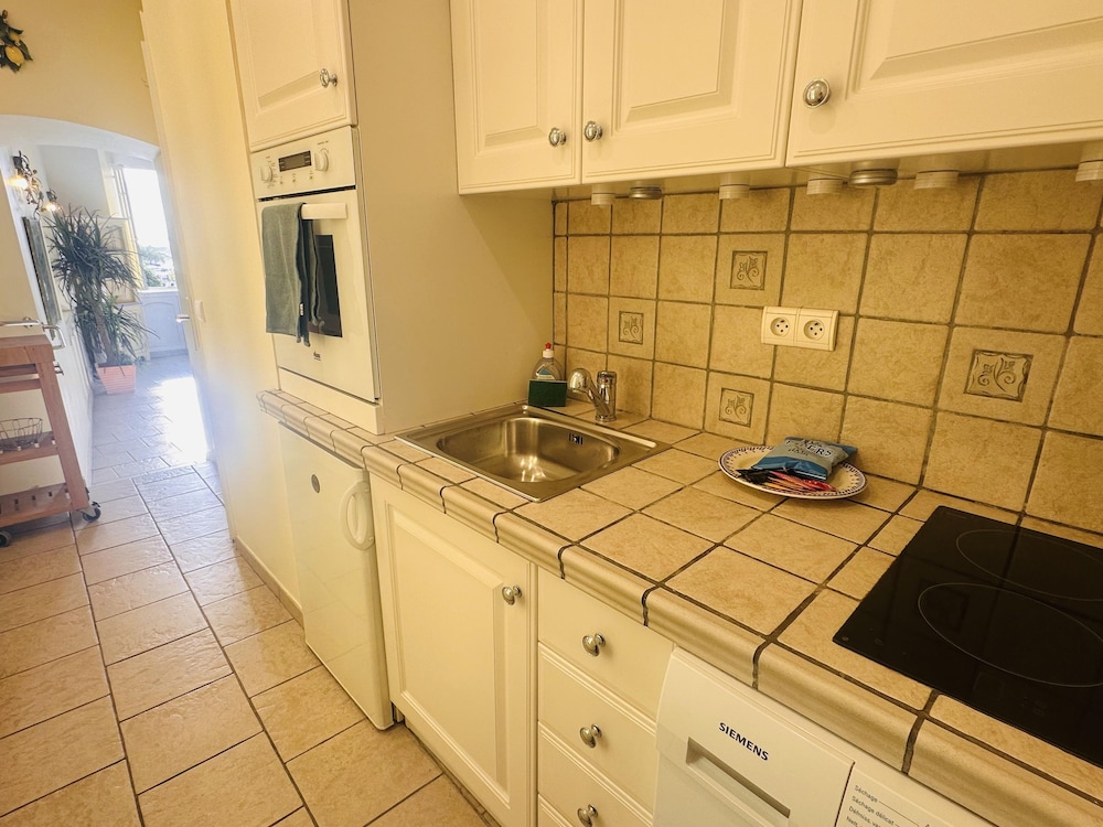 Very Charming Studio Apartment on Port in Cannes a Short Walk to Palais With Aircon and Internet - 411