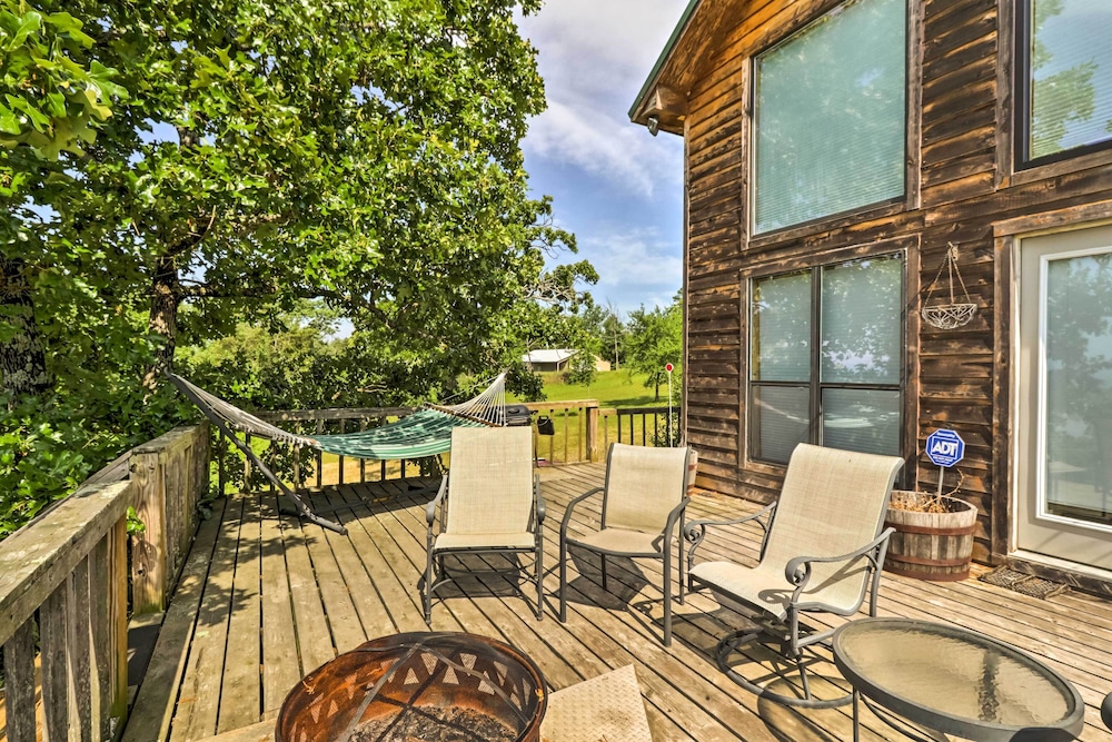 Rustic Lamar Cabin w/ Deck  Private Hot Tub - Property Image 8