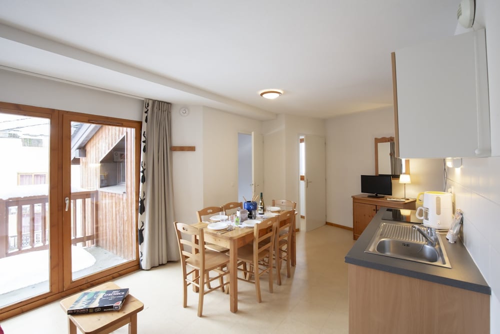 Apartment With 2 Rooms and Balcony