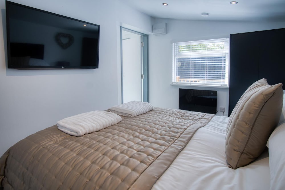 Cedars Lodge - Hot Tub - Penally - Tenby