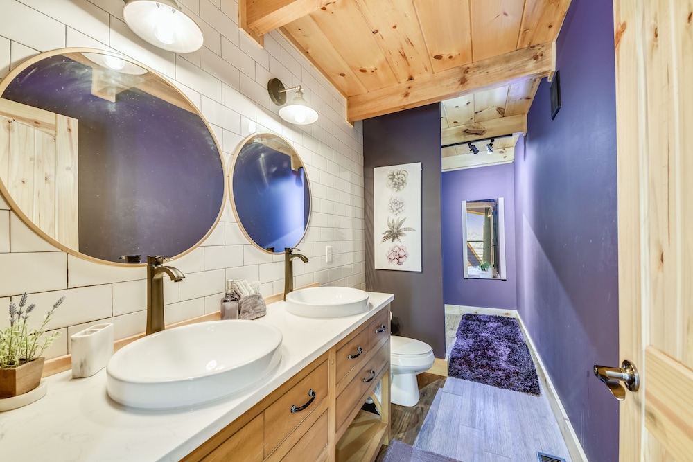 Whispering Waters 1 Bedroom Cabin by RedAwning