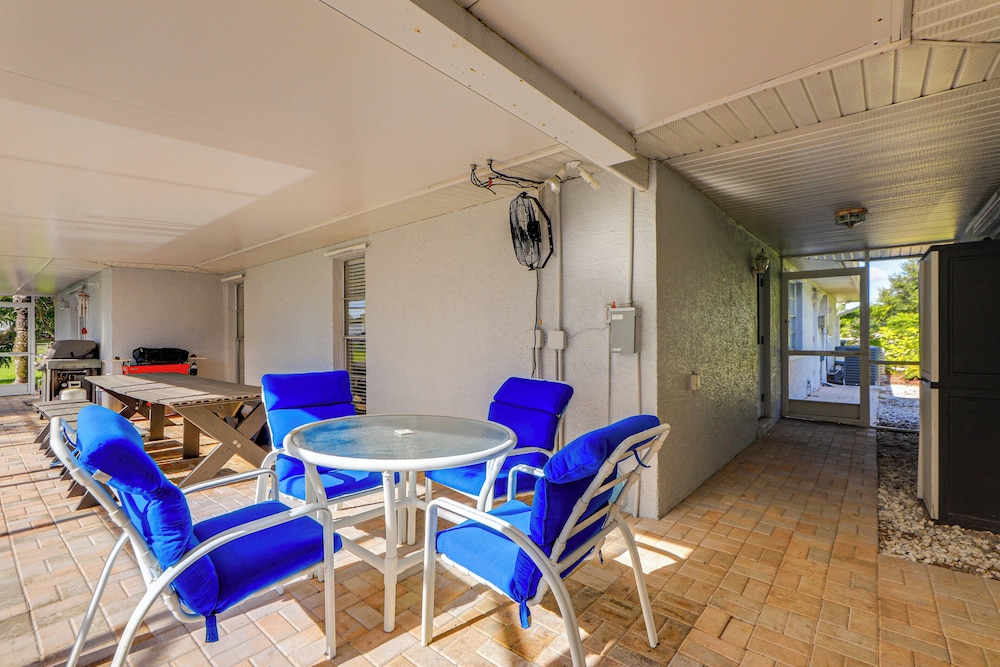 Sunny Sarasota Stay: Screened Pool + Pet Friendly