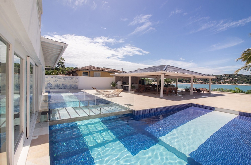 Mansão Pé na Areia Ferradura com 4Suítes