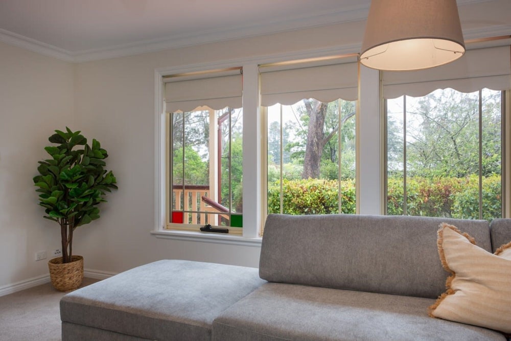 Stunning Katoomba Home With Lush Garden&playground