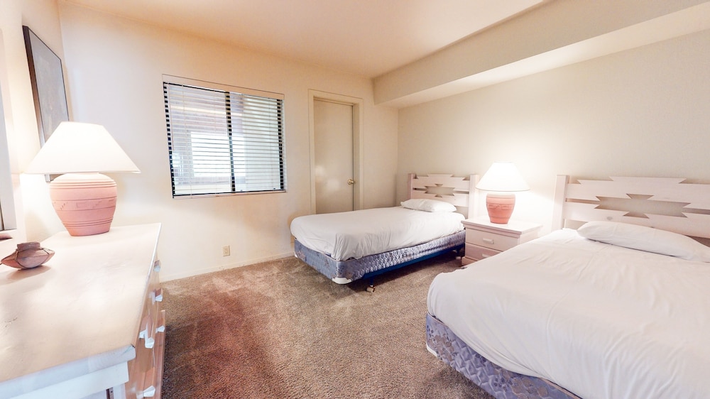 Bridges 105 Pet-Friendly. Ski-in Ski-out Condo with Beautiful Mountain Views and Private Washer Dryer by RedAwning