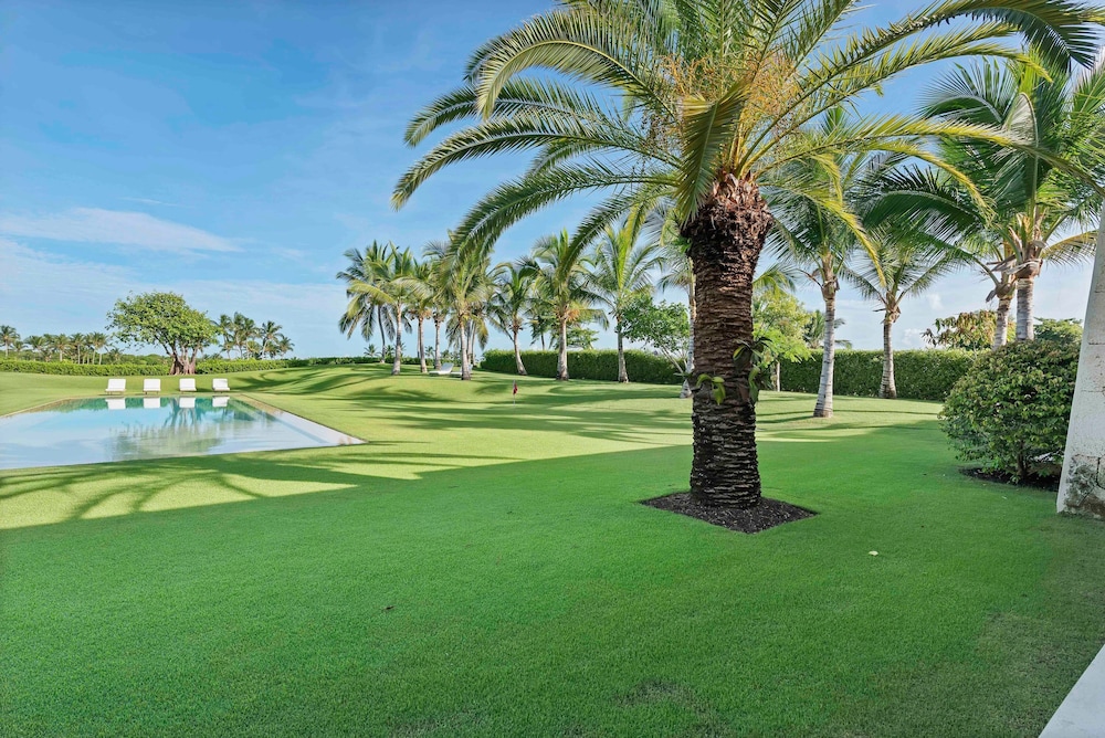 Magnificent 5BR Modern Tropical Villa With Pool