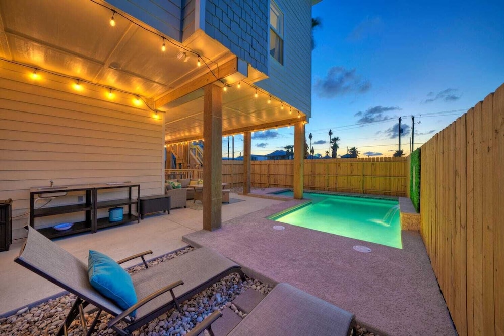 Sleeps 20 2 Modern Homes w/ Private Pool, Deck+patio 3-min Walk to the Beach