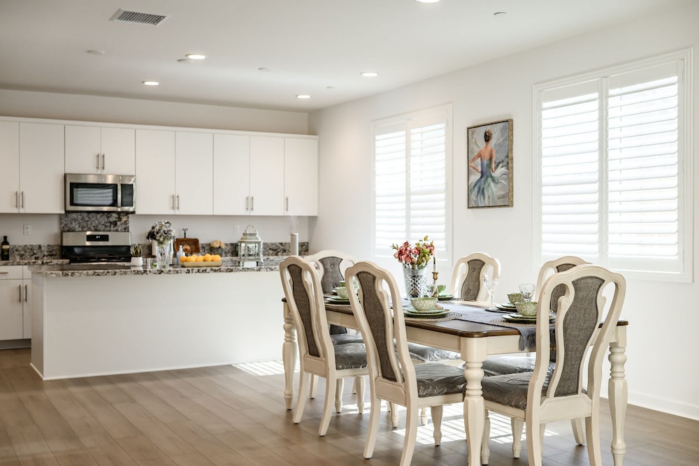 Spacious 5BR Getaway w Game Room Modern Comfort