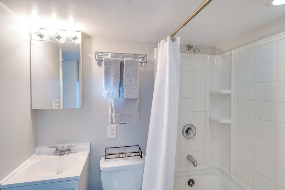 < 1 Mi to Wineries: Quaint & Cozy Waterford Studio