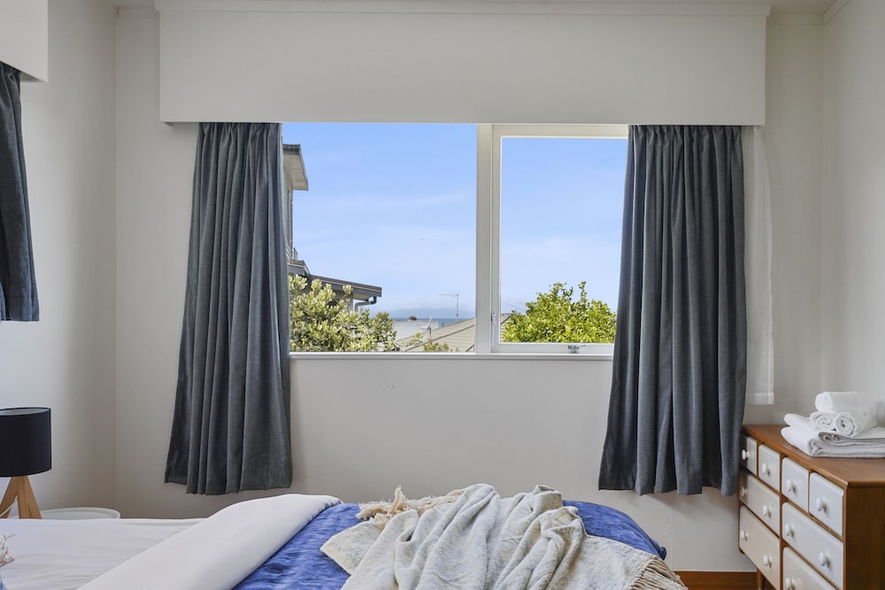 Dazzling Mairangi Bay Retreat Sea Views view 4