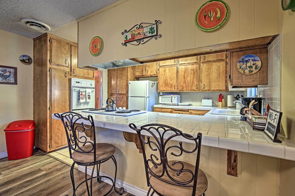 Charming Home, 8 Mi to Joshua Tree Natl Park
