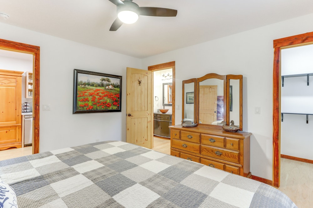 Cabin on Beaver Lake w/ Views & Furnished Deck!