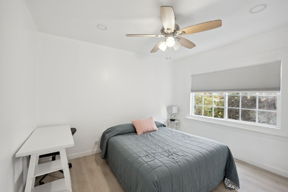 Fancy & Modern 3 Bedroom House With Private Yard, Gate 3 Home by Redawning view 3