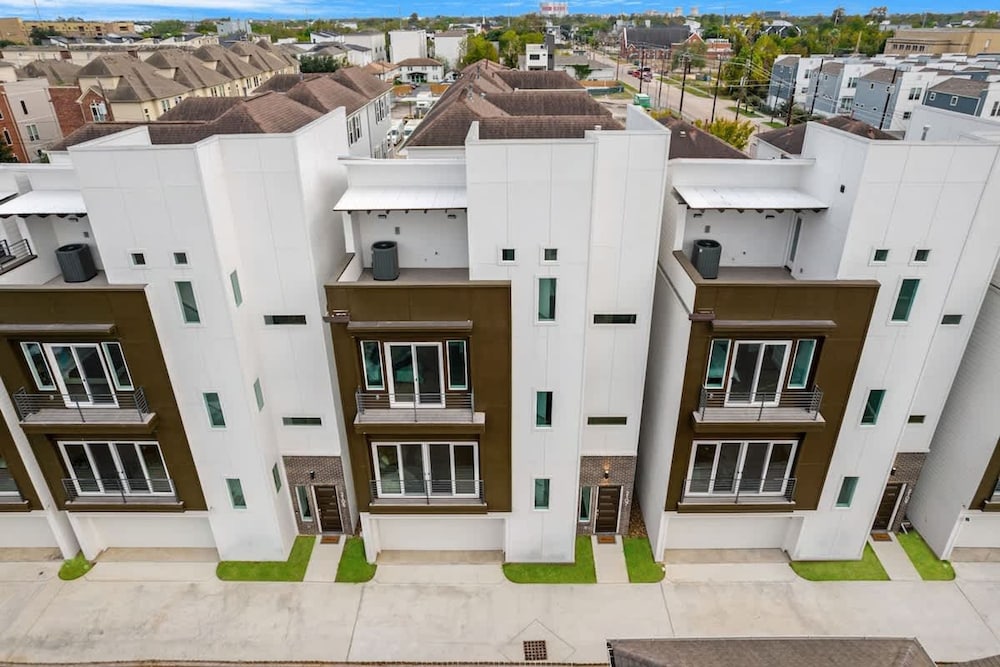 Luxurious 3 Bed3 Bath Near Downtown Houston