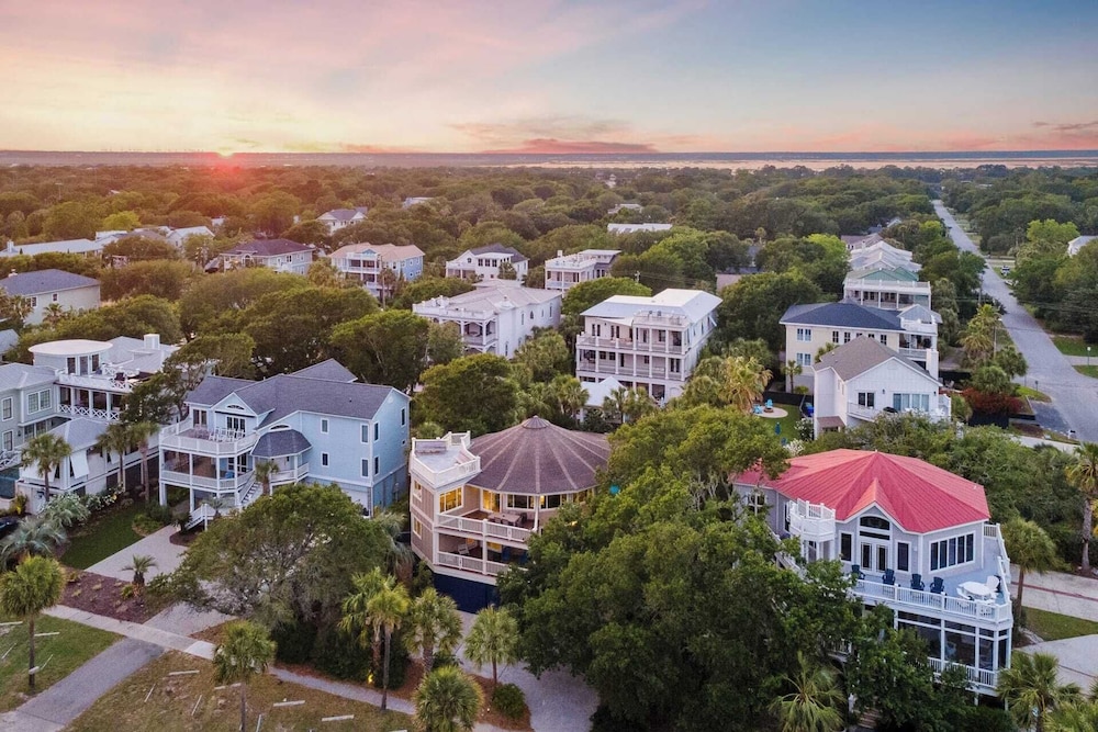 Private Pool, Putting Green & Steps to Isle of Palms Beach Paradise on Palm