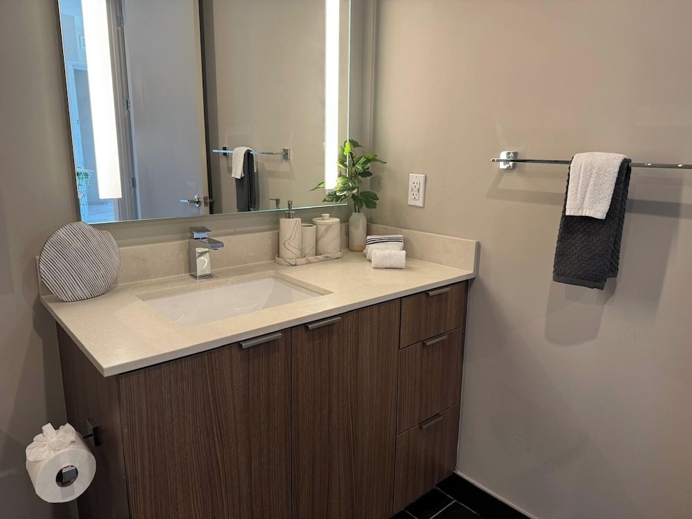 Chic 2BR Downtown Fort Lauderdale Apt w/ Pool