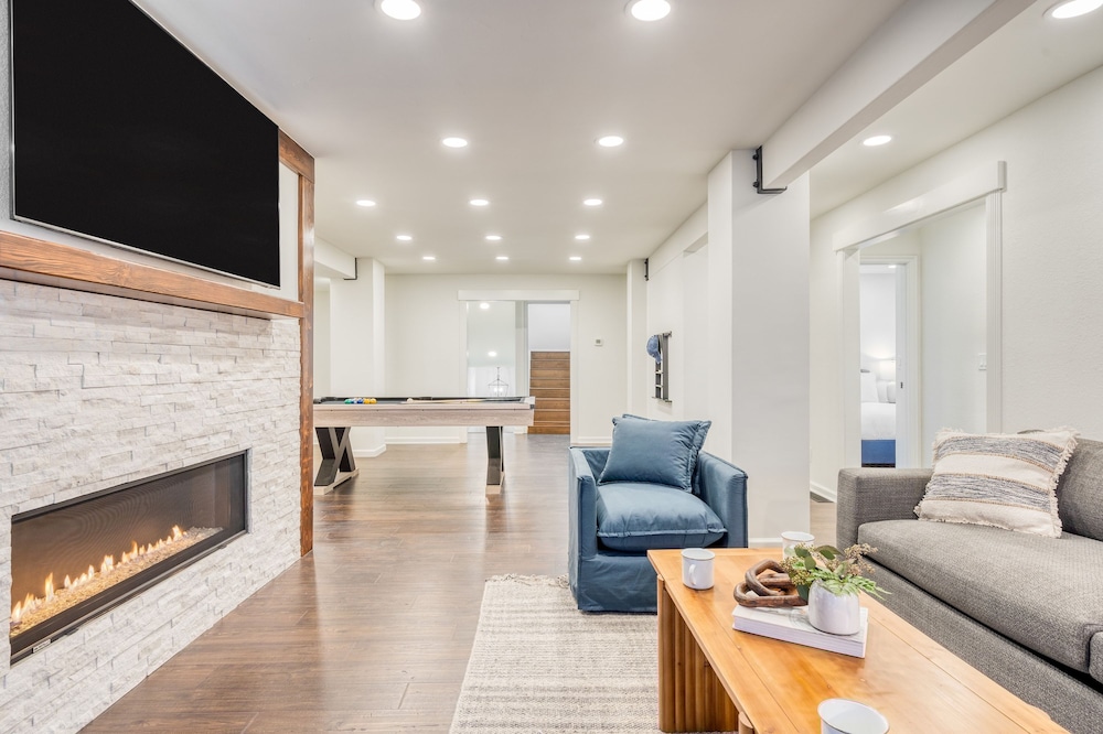 Explorer by Avantstay Close to Slopes Game Room Guest Suite