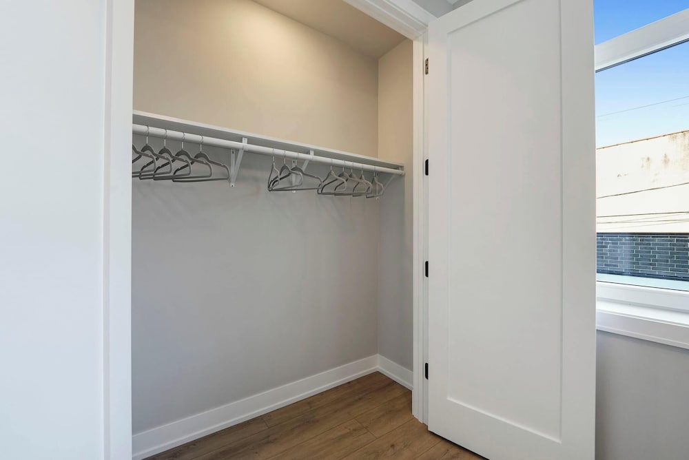 Modern 2br2ba Condo Free Parking and Balcony