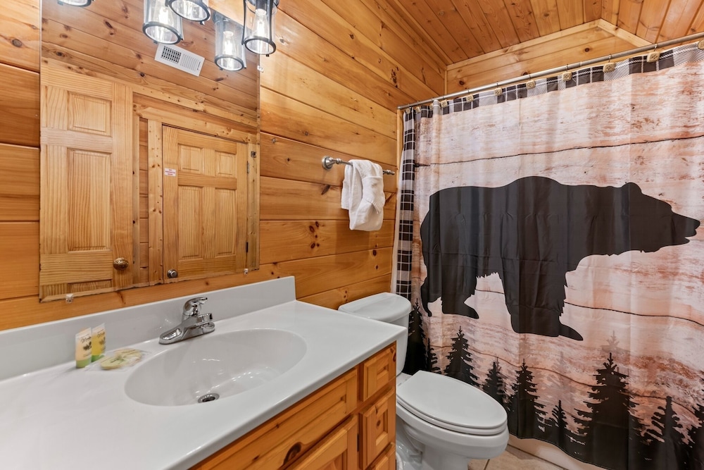 Triple Mountain View Stunning 4 BDR Cabin w/ Private Hot Tub, Game Room