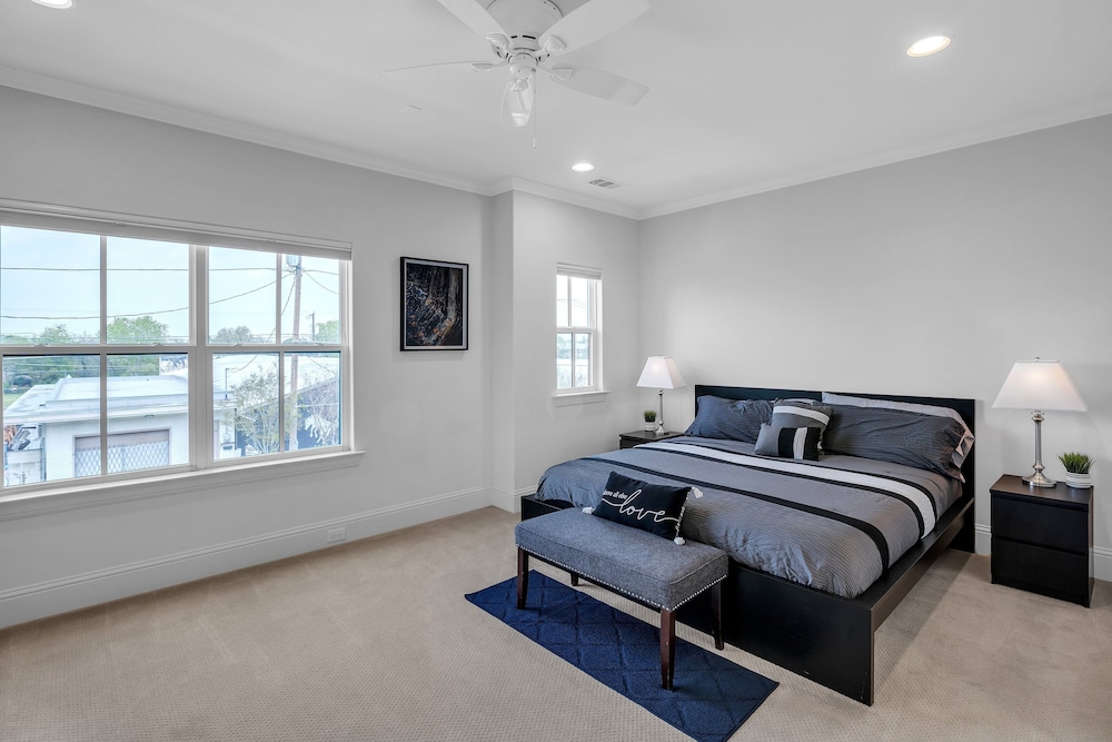 Modern 3br In Bishop Arts Walk To Shops & Dining 3 Bedroom Duplex