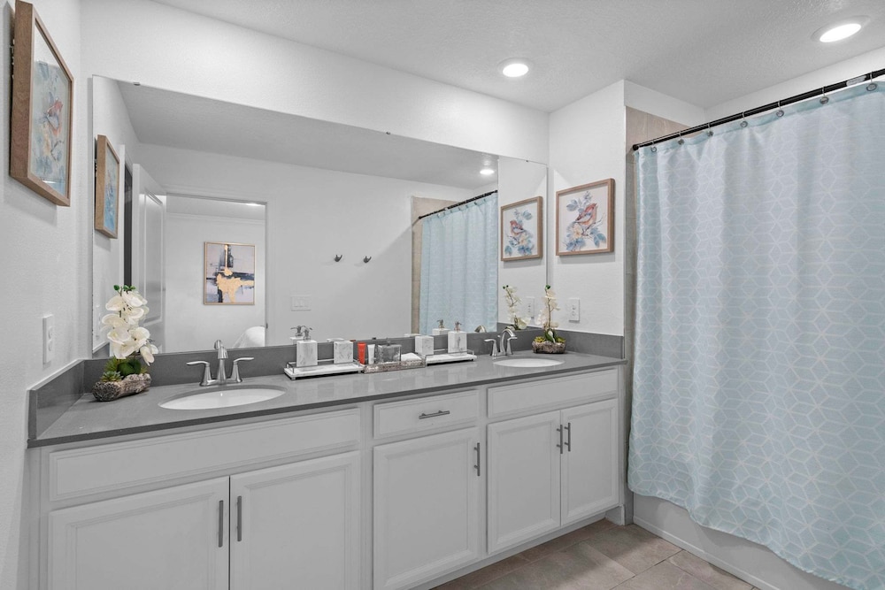 Spacious 5BR Home With Pool Near Top Attractions