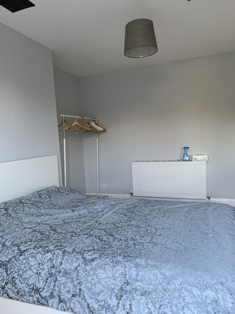 Immaculate 4 Bedroom House, Near Central London view 2