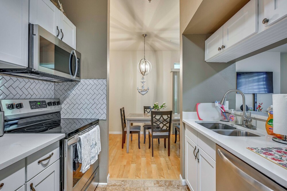 4 Mi to Clearwater Beach: Apt w/ Community Pool!
